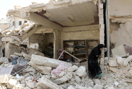 Cảnh đổ nát sau một cuộc không kích vào vùng Bab al-Nairab do phiến quân kiểm soát ở thành phố Aleppo, Syria.